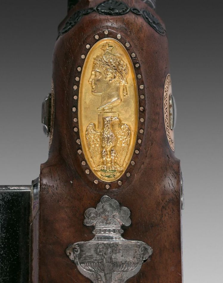 Деталь одного із двох пістолетів. Деталь одного із двох пістолетів.