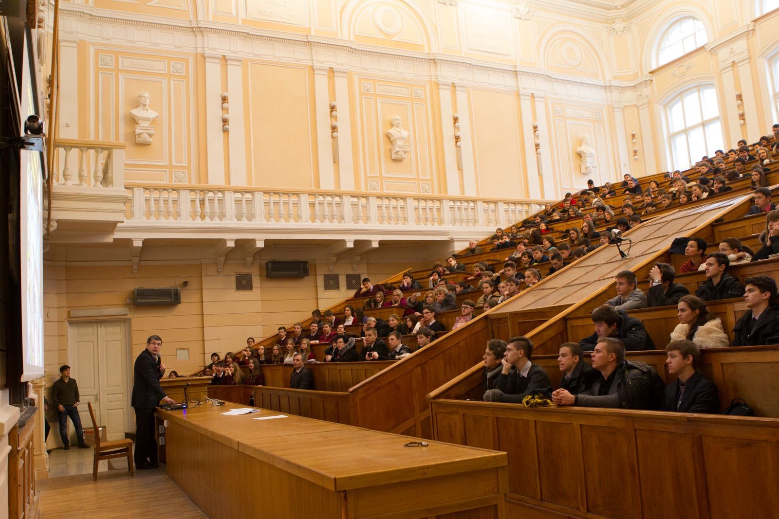 Выходит, что учиться в больших и красивых старых аудиториях можно, а сдавать экзамены - нельзя? Выходит, что учиться в больших и красивых старых аудиториях можно, а сдавать экзамены - нельзя?