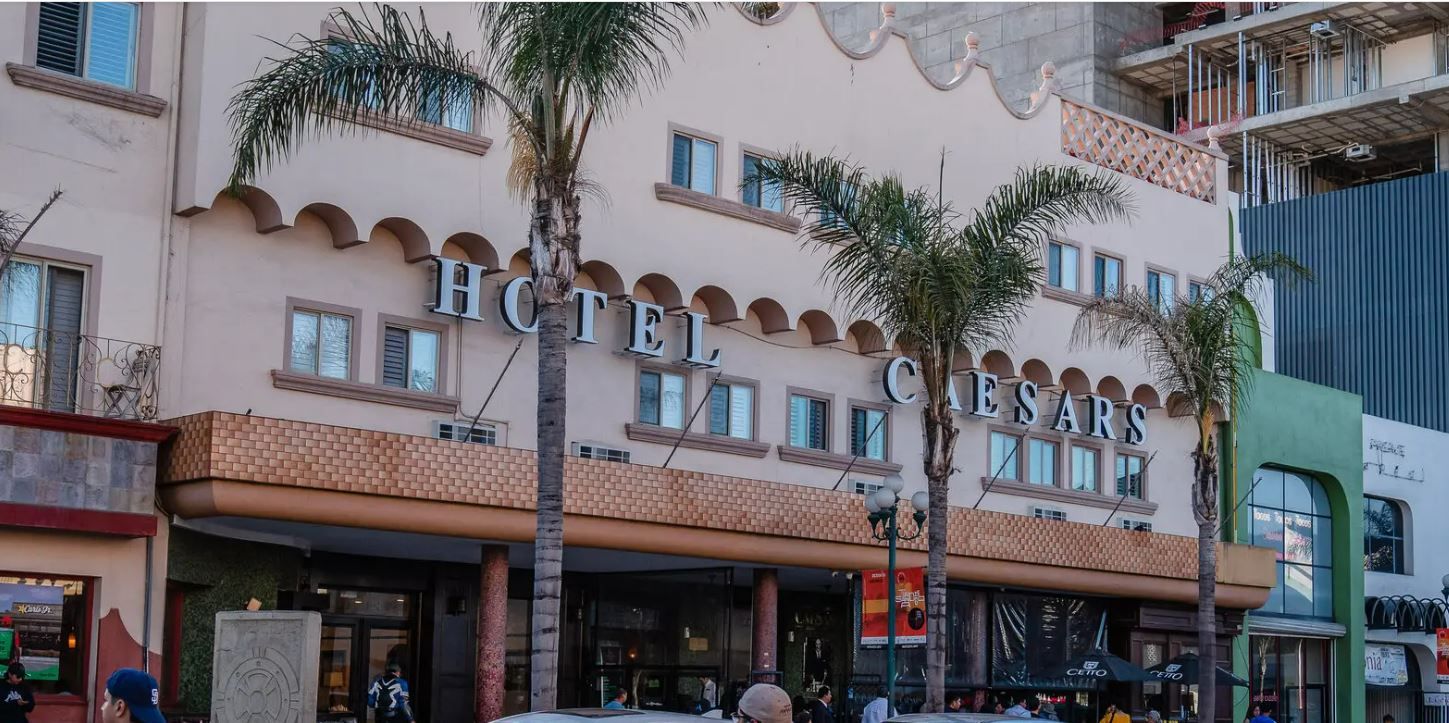 Салат "Цезар" винайшов італієць, що мігрував до США, а потім - Мексики, в мексиканському ресторані. Але назвали салат далеко не нач есть одного з найвіломіших римських імператорів, а на честь власника ресторану, який і започаткував рецепт.