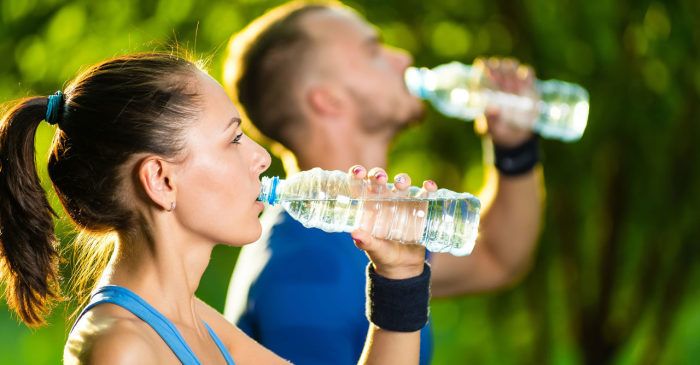 Одноразовые бутылки при длительном применении загрязняются бактериями и вредными химическими веществами.