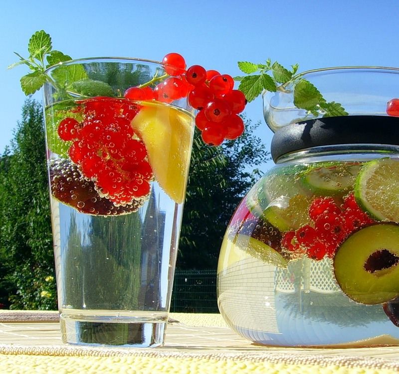 Воду легко разнообразить и украсить разными вкусами.