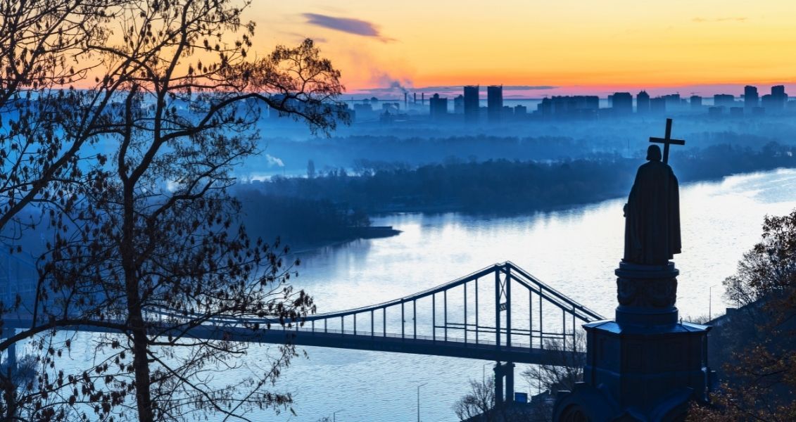 Християнські принципи любові й терпіння, переплітаючись з природним прагненням наших предків до рівності та справедливості, сформували особливий український менталітет, який яскраво проявляється у важливі моменти історії Християнські принципи любові й терпіння, переплітаючись з природним прагненням наших предків до рівності та справедливості, сформували особливий український менталітет, який яскраво проявляється у важливі моменти історії