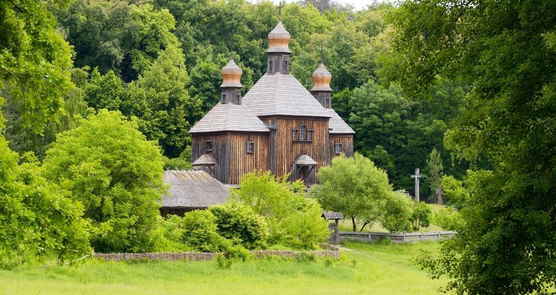 Етнографія вивчає культуру, звичаї, побут, духовність, походження, територіальне розміщення та інші особливості народів (етносів)