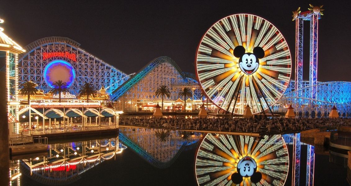 Парк розваг наповнений різноманітними атракціонами. В Діснейленді улюблені герої мультфільмів оживають, а відвідувач відчуває себе частиною казки