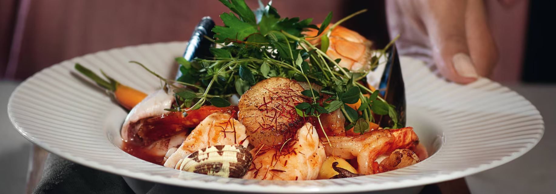 Тигровые креветки можно заменить на обычные, а другие морепродукты на любимую рыбу.