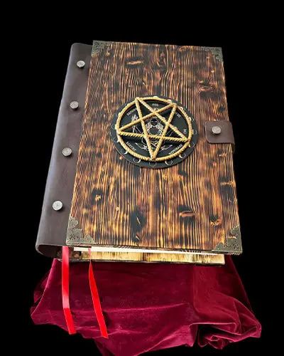 Используя средневековую германскую версию латинского алфавита, Микеле понадобилось четыре месяца, чтобы напечатать весь текст