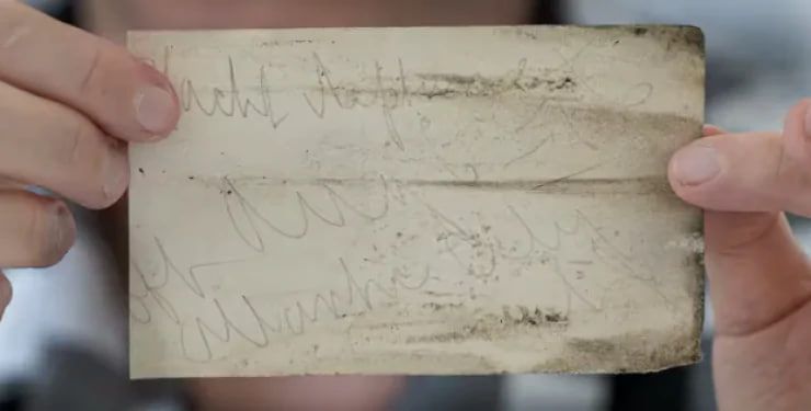 Напис був такий: «Яхта “Нептун” біля Атлантик-Сіті, Нью-Джерсі. 6 серпня - 76" Напис був такий: «Яхта “Нептун” біля Атлантик-Сіті, Нью-Джерсі. 6 серпня - 76"