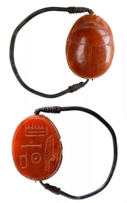 Дві каблучки зі скарабеєм.