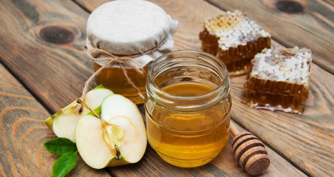 До святкового столу збиралися всі члени родини, трапезу починали з меду та печених яблук. На столі обов’язково стояло яблучне вино