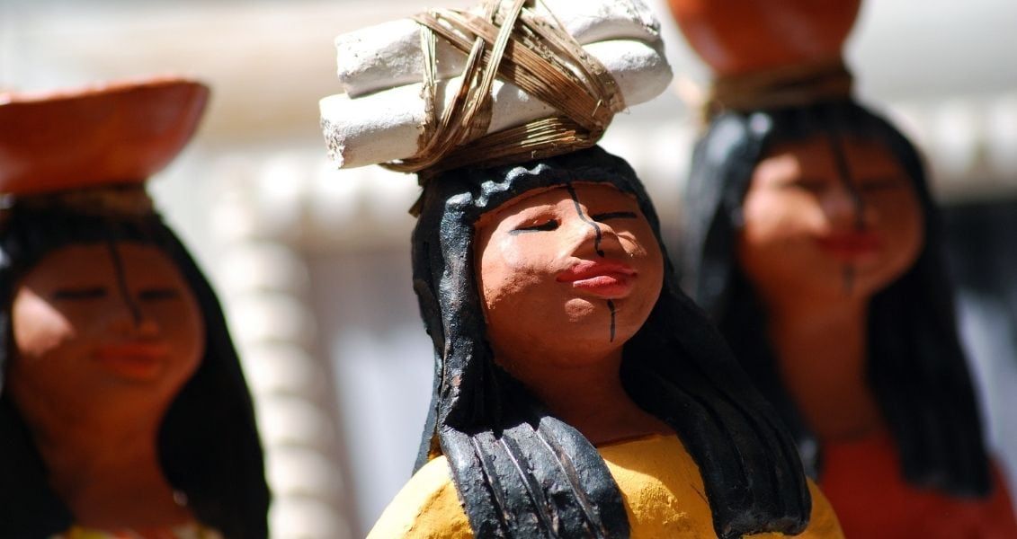 В Украине коренными считаются крымские татары, караимы, гагаузы, крымские греки и крымчаки. На протяжении своей истории эти народы неоднократно подвергались репрессиям В Украине коренными считаются крымские татары, караимы, гагаузы, крымские греки и крымчаки. На протяжении своей истории эти народы неоднократно подвергались репрессиям