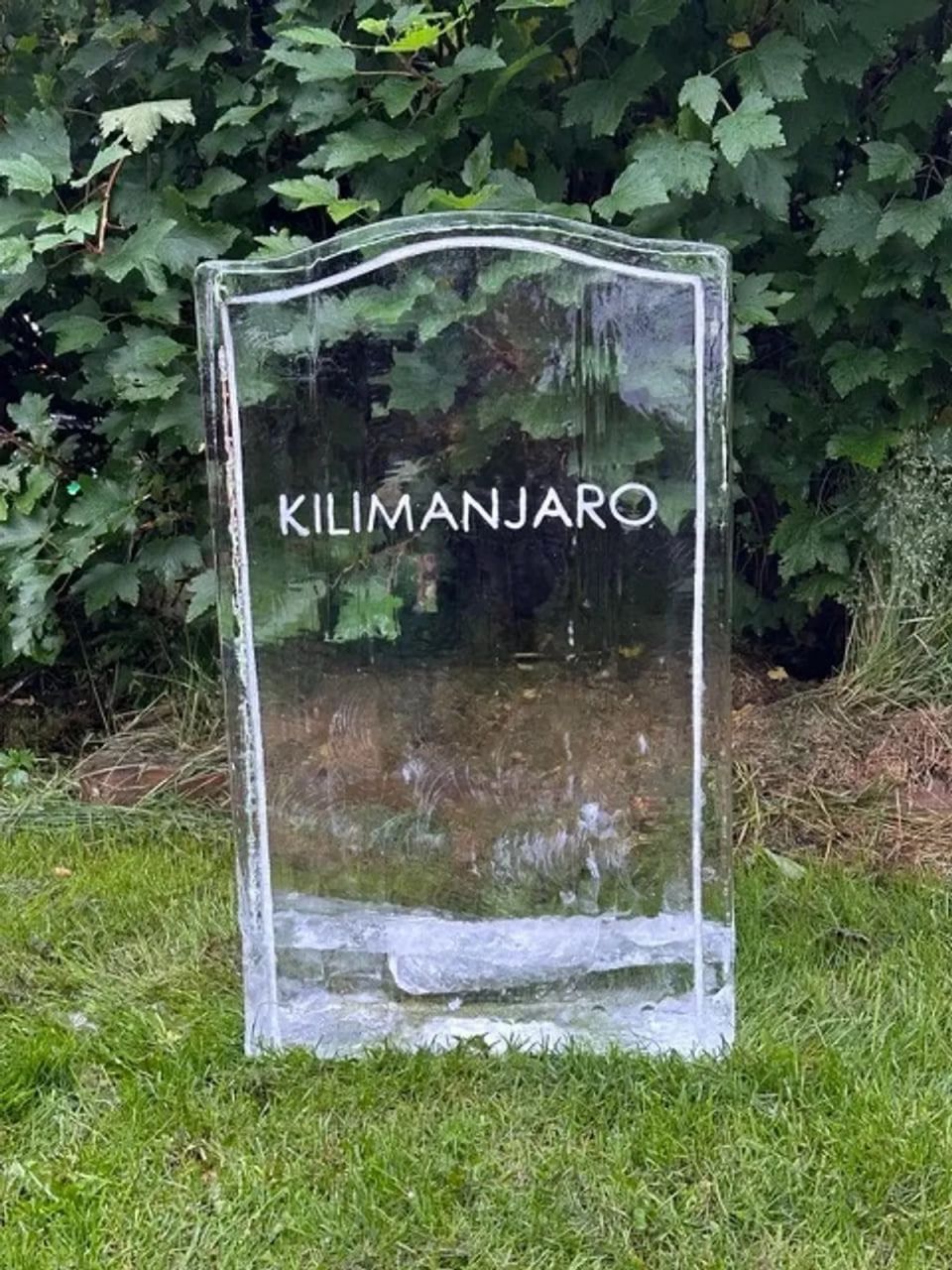 Прототип крижаних надгробків