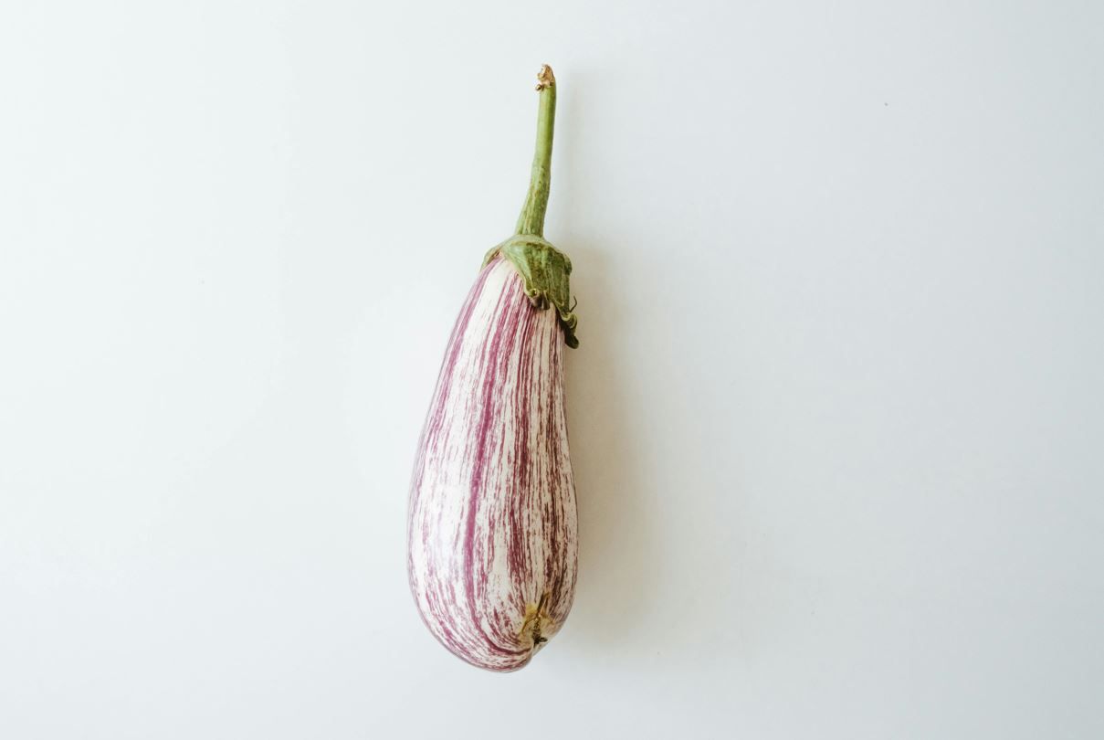 Чим світліша шкірка баклажана, тим вірогідніше, що він у гарній формі, бо на темній шкірці не видно плям псування.