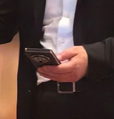 У мережі з’явилися фото нового смартфона Huawei, що складається втричі 1