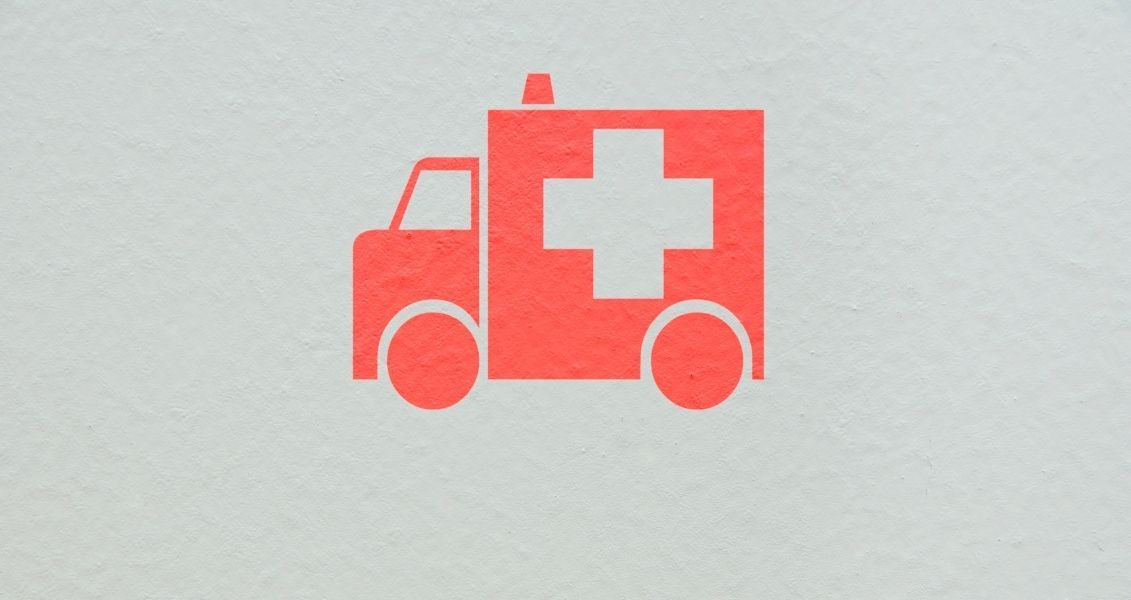 Сучасні автомобілі, які обслуговують медичну сферу, оснащені написом «ECNALUBMA», що дозволяє водіям легко ідентифікувати їх у дзеркалі заднього виду