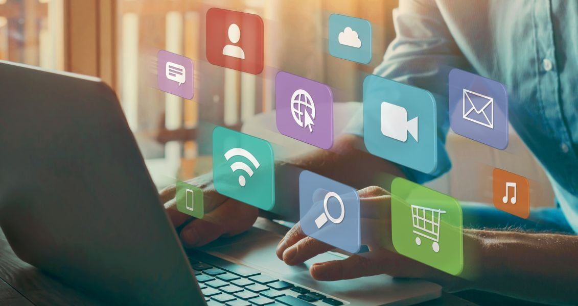 Всесвітня павутина була розроблена британським вченим-комп’ютерником сером Тімом Бернерсом-Лі в 1989 році під час роботи в ЦЕРНі, Європейському фізичному дослідницькому центрі Всесвітня павутина була розроблена британським вченим-комп’ютерником сером Тімом Бернерсом-Лі в 1989 році під час роботи в ЦЕРНі, Європейському фізичному дослідницькому центрі