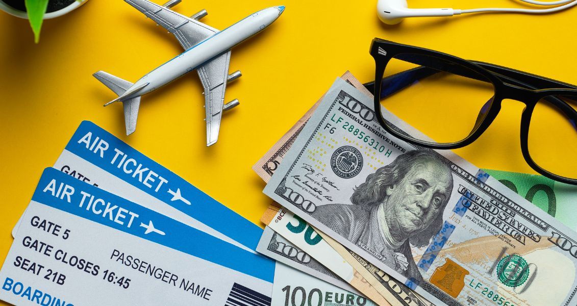 Попит на авіаперельоти зменшується, оскільки діти повертаються до школи, а дорослі - на роботу після літніх відпусток, авіакомпанії часто знижують ціни, щоб стимулювати бронювання Попит на авіаперельоти зменшується, оскільки діти повертаються до школи, а дорослі - на роботу після літніх відпусток, авіакомпанії часто знижують ціни, щоб стимулювати бронювання