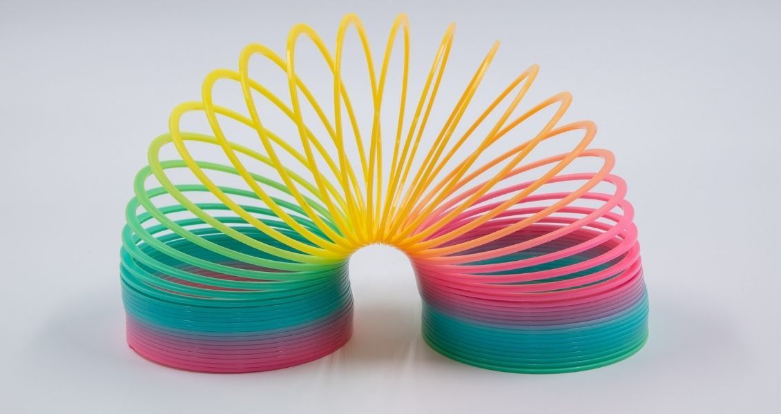 Перші екземпляри Слінкі з’явилися у продажу 1945 року в універмазі Gimbel у Філадельфії та лише за півтори години розпродалися у кількості 400 шт