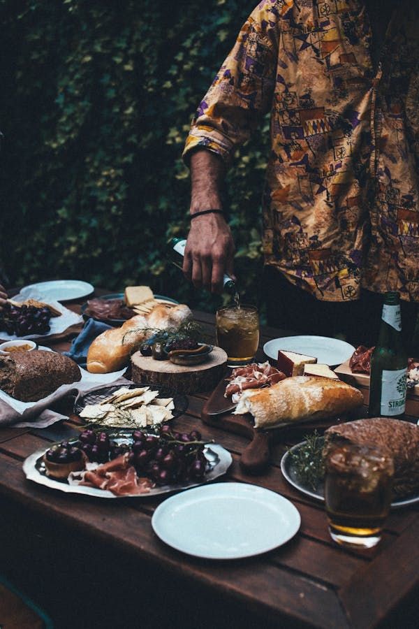 Традиційно в цей день столики на літніх майданчиках зайняті, у парках важко знайти вільну лавочку, а галявини рясніють від ковдр, на яких любителі пікніків із задоволенням ласують улюбленим морозивом, тістечками, гамбургерами та десертами Традиційно в цей день столики на літніх майданчиках зайняті, у парках важко знайти вільну лавочку, а галявини рясніють від ковдр, на яких любителі пікніків із задоволенням ласують улюбленим морозивом, тістечками, гамбургерами та десертами
