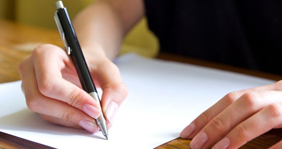 С появлением технологий и интернета люди общаются и передают важную информацию благодаря мобильным телефонам, мессенджерам, электронной почте С появлением технологий и интернета люди общаются и передают важную информацию благодаря мобильным телефонам, мессенджерам, электронной почте