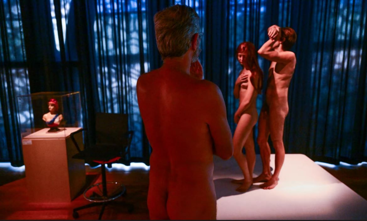 Голые экспонаты, голые зрители, не совсем понятно, а где же природа :)