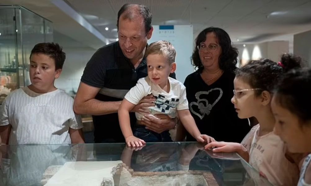 Музей надрукував нові таблички, що вказують, до яких предметів можна торкатися, а до яких не можна