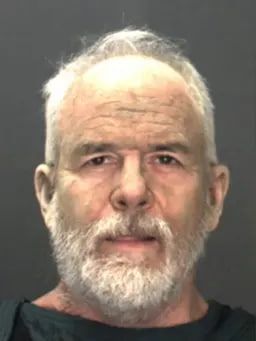 Полиция сообщила, что получила наводку, что в этом замешан сосед. Энгкраф описал подозреваемого как "одиночку", который "не так уж много общался" Полиция сообщила, что получила наводку, что в этом замешан сосед. Энгкраф описал подозреваемого как "одиночку", который "не так уж много общался"