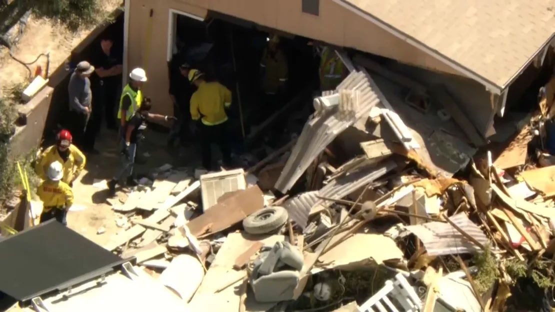 Следователи проводят обыск в доме Майкла Ройса Спарка в пятницу, 30 августа тела 2