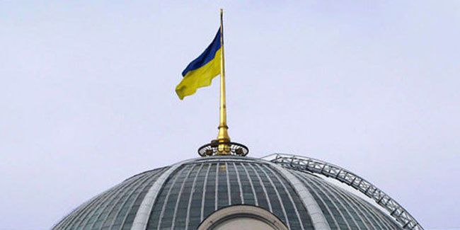 Сине-желтый флаг занесли в стены парламента еще 24 августа 1991 года. Тогда же спели и "Красную калину"