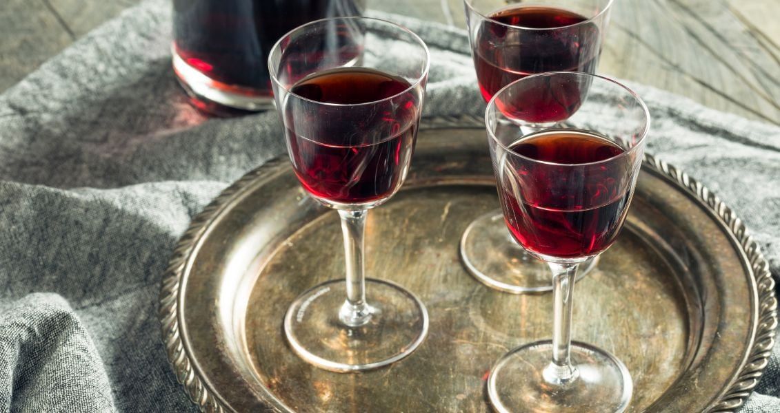 День портвейну – це більше, ніж просто святкування певного типу вина; це данина багатій культурній спадщині, унікальному ландшафту і спільноті, яка цінує традиції і якість