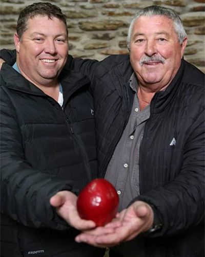 Сливи ростуть близько семи місяців, а цвітіння починається у вересні. Серед врожаю цього року вони також виявили ще кілька рекордсменів вагою від 400 до 450 г Сливи ростуть близько семи місяців, а цвітіння починається у вересні. Серед врожаю цього року вони також виявили ще кілька рекордсменів вагою від 400 до 450 г