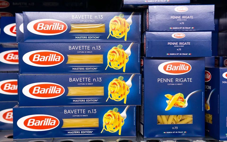 Яскравий синій колір упаковки Barilla підкреслює золотистий відтінок пасти. Яскравий синій колір упаковки Barilla підкреслює золотистий відтінок пасти.