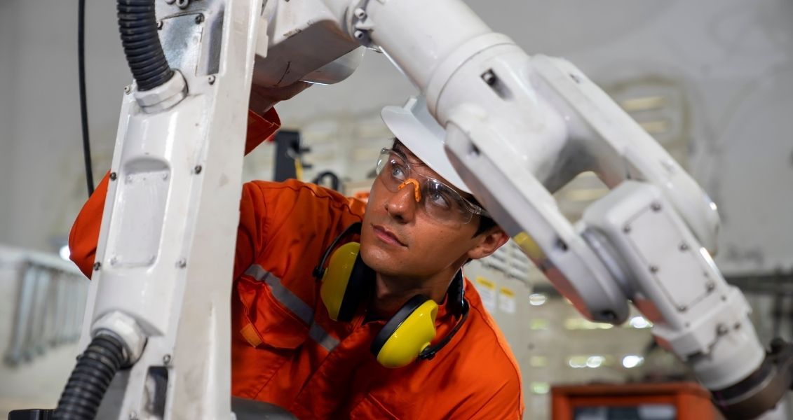 Это аэрокосмическая отрасль, электроника, автомобилестроение, заводы по строительству судов и локомотивов и т.д.