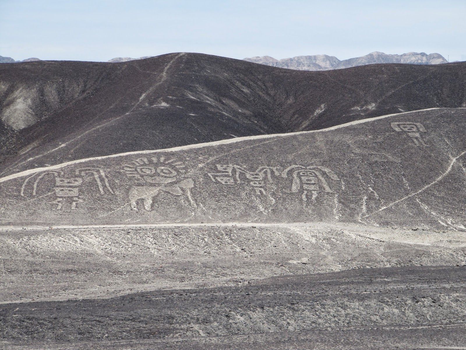 Дело налево значение рисунков: дети, бог Паракас, женщина.