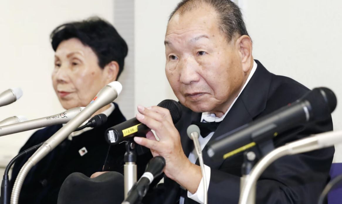 Підсудний з сестрою.