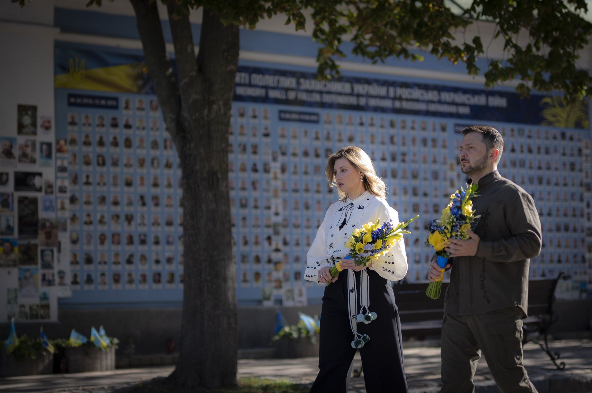 Ко Дню независимости в этом году Зеленская надела черно-белую вышиванку от бренда Gunia Project. От Dior до Ralph Lauren: что носят первые леди и джентельмены мира, и сколько стоят их наряды 2