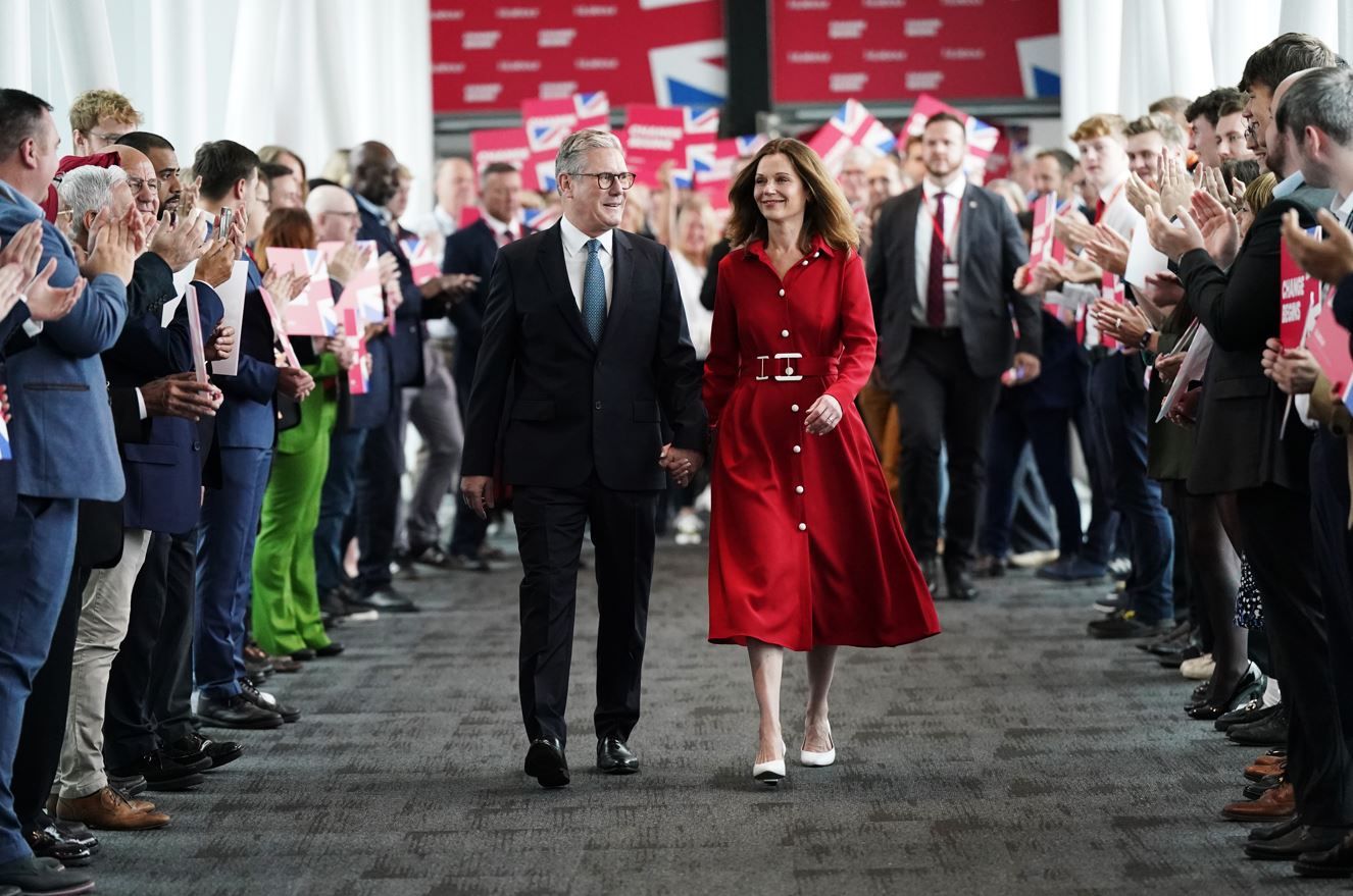 Виктория Стармер в дизайнерском красном платье Labor, которое она одолжила у бренда.