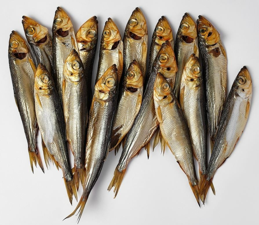 Копчену салаку можна легко почистити за способом, наведеним наприкінці.