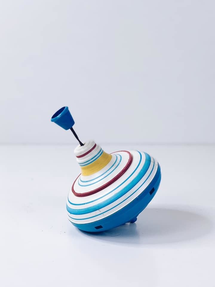 Дзиґи цікаві також незвичною формою та можливостями. Деякі моделі можуть крутитися понад годину, якщо правильно запустити їх