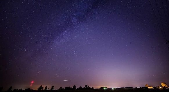 Якщо більшість метеорних потоків добре видно тільки перед сходом Сонця, то Драконіди можна спостерігати відразу ж після настання темряви, тобто практично всю ніч Якщо більшість метеорних потоків добре видно тільки перед сходом Сонця, то Драконіди можна спостерігати відразу ж після настання темряви, тобто практично всю ніч