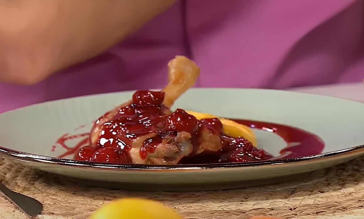 Качині ніжки "конфі" з яблуками, скріншот: YouTube Качині ніжки "конфі" з яблуками, скріншот: YouTube