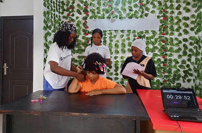 Хелен працює професійним виробником перуки вже дев'ять років