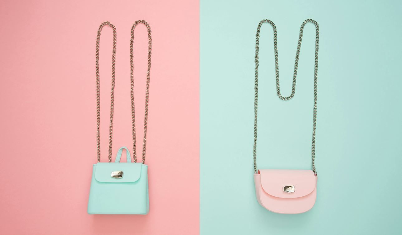 Нынче в моде маленькие сумочки. 