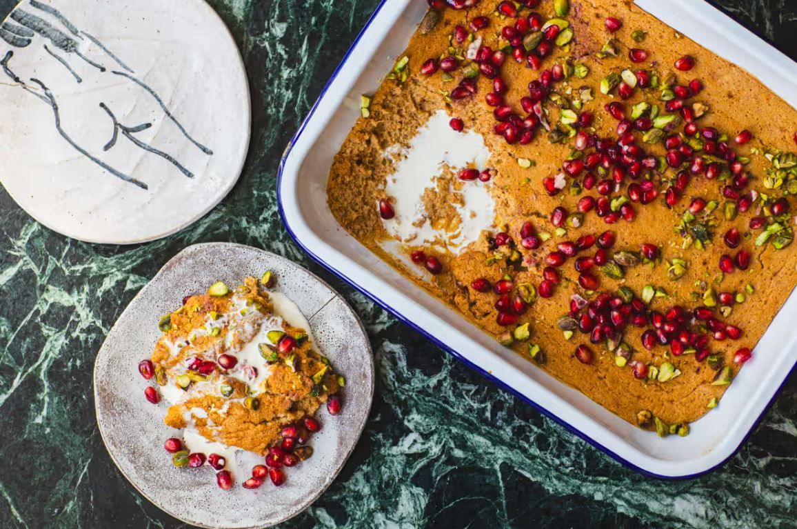 Цей терпкий десерт, пухнастий зверху та вершковий знизу — чудовий спосіб перетворити надлишок йогурту на солодке. 