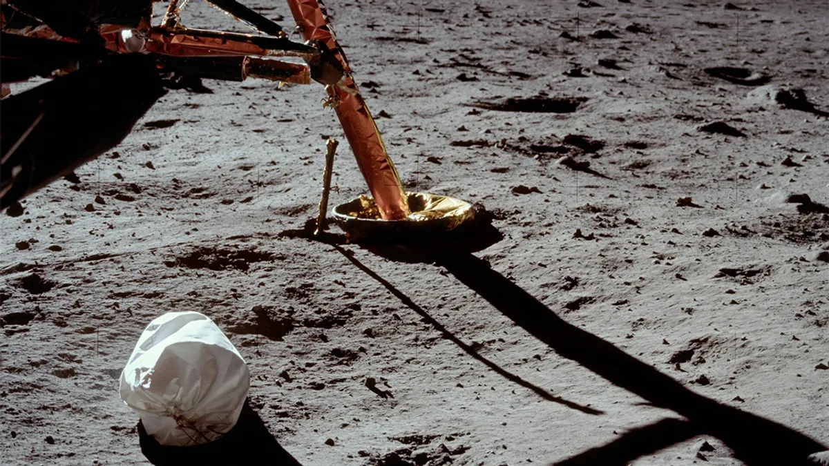 Люди встигли добряче загадити Місяць під час своїх місій на поверхню земного супутника. Люди встигли добряче загадити Місяць під час своїх місій на поверхню земного супутника.