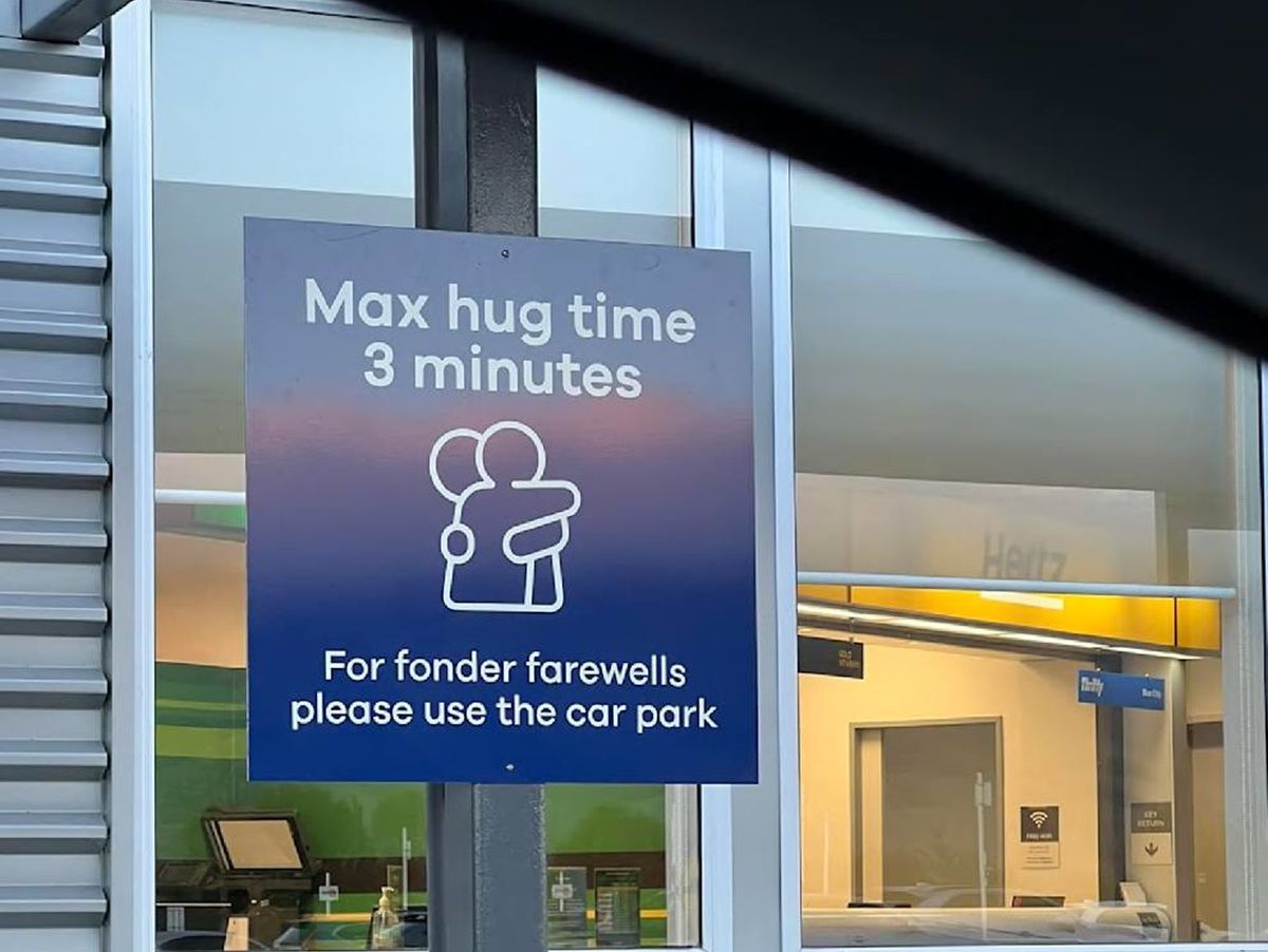 У большинства людей ограничение на объятия вызвало негодование У большинства людей ограничение на объятия вызвало негодование