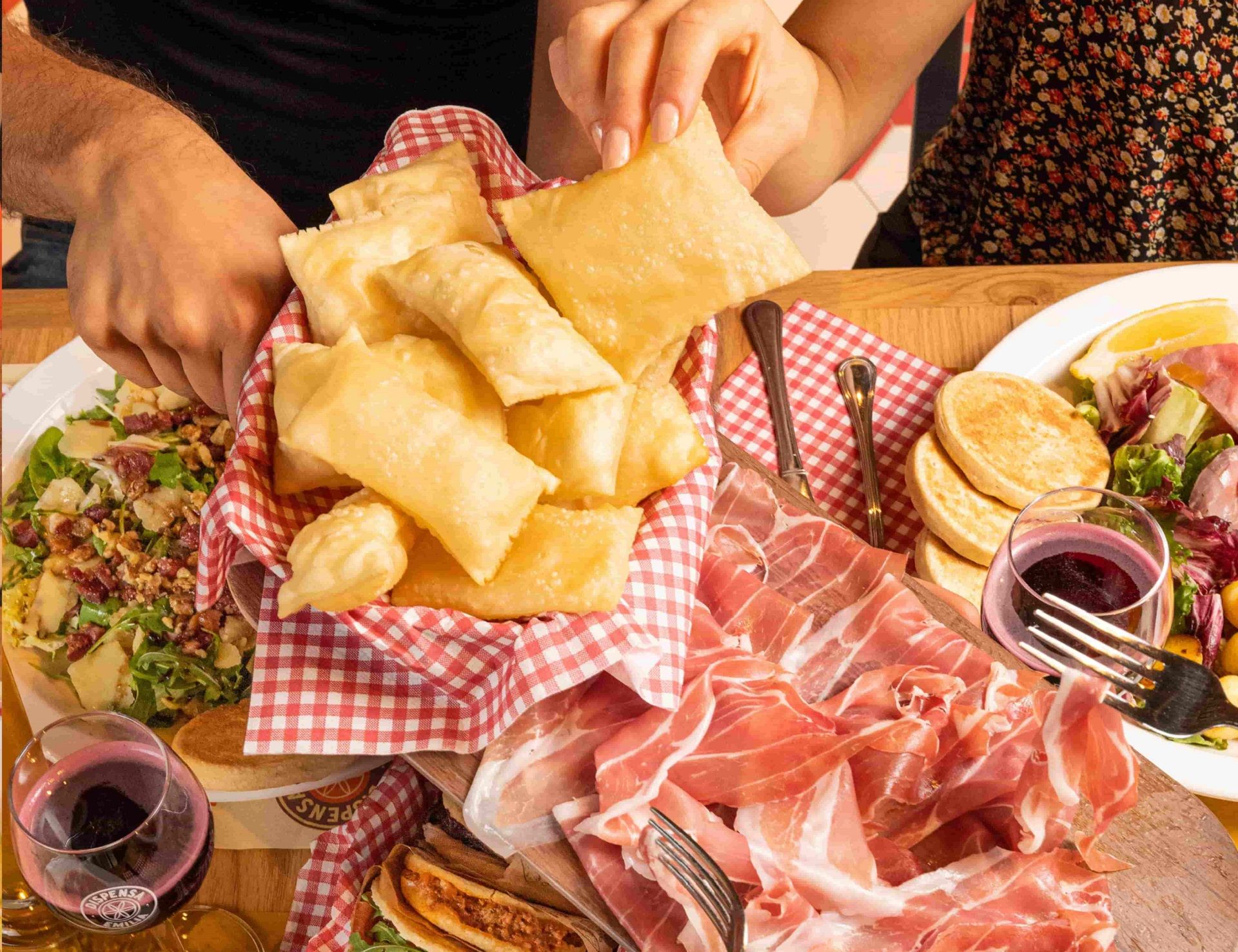 Рецепт «ньокко фрітто» дуже простий, інгредієнти для нього є в кожному домі. Gnocco fritto — ідеальний для лампових посиденьок із друзями затишними осінніми вечорами 2