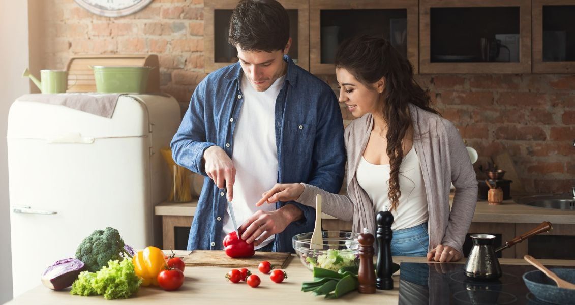 Несмотря на то, что гендерные роли в мире становятся менее жесткими, все еще много мужчин, которые не научены готовить и не берут на себя инициативу или уверенность, чтобы выйти на кухню и приготовить пищу для себя, для семьи или любимого человека Несмотря на то, что гендерные роли в мире становятся менее жесткими, все еще много мужчин, которые не научены готовить и не берут на себя инициативу или уверенность, чтобы выйти на кухню и приготовить пищу для себя, для семьи или любимого человека