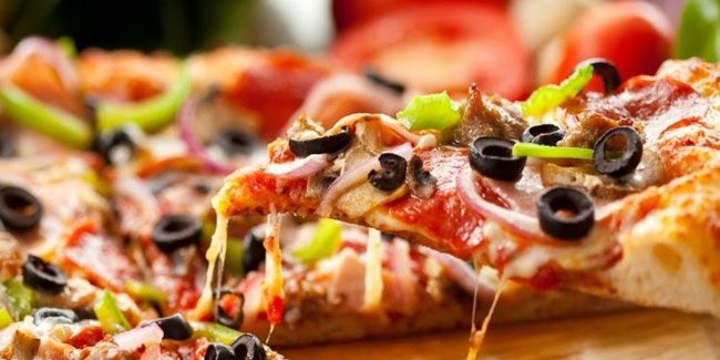 День піци з будь-якою начинкою, крім анчоусів і День курячого супу для душі в США