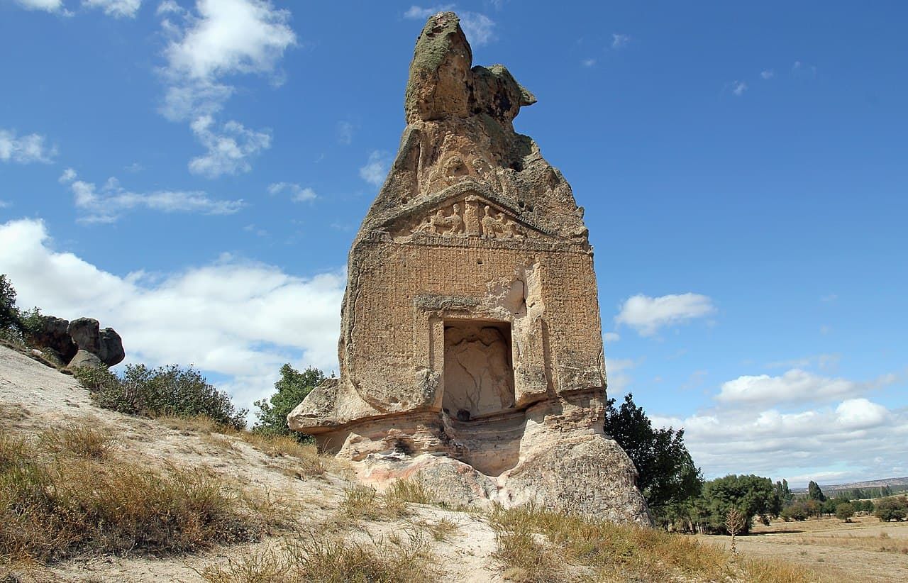 Скеля з написом Арслан Кая.