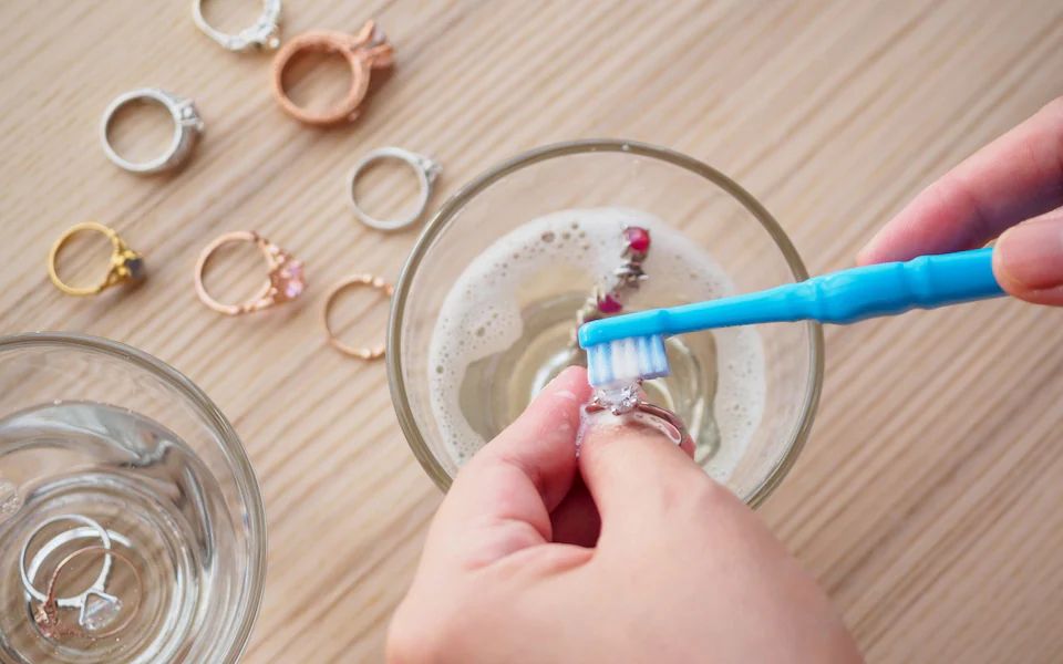 Ніколи не тріть і не дряпайте, а поліруйте обережно рухами вгору-вниз, а не колами, щоб мінімізувати стирання! Ніколи не тріть і не дряпайте, а поліруйте обережно рухами вгору-вниз, а не колами, щоб мінімізувати стирання!